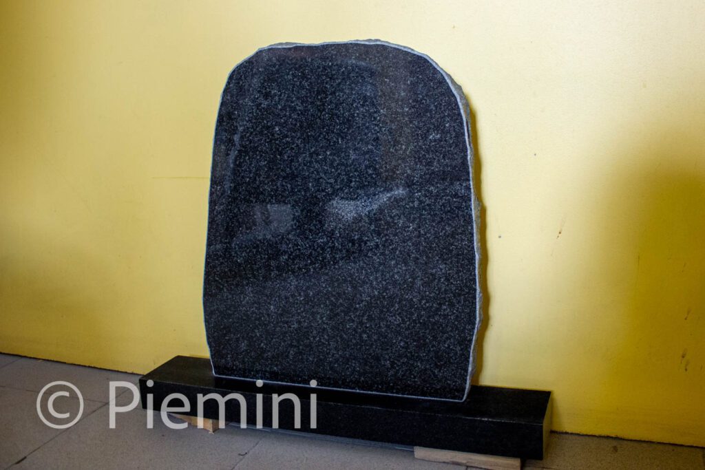 Kapu piemineklis melns granits 1