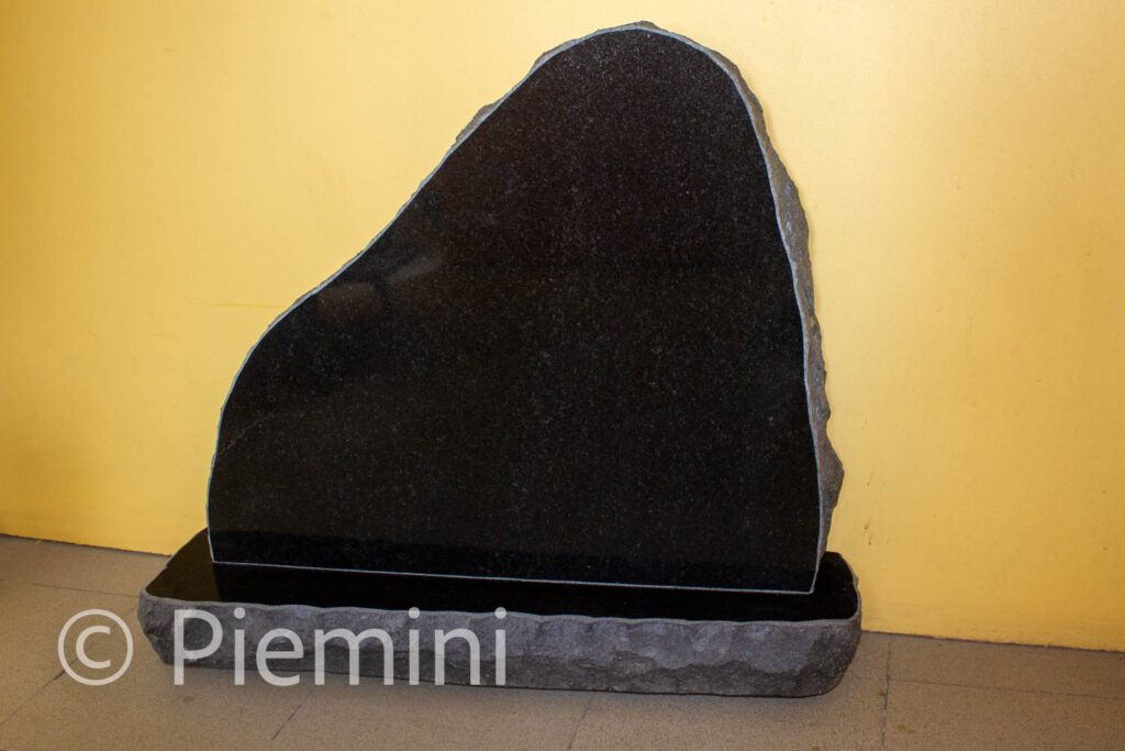 Kapu piemineklis melns granits 2
